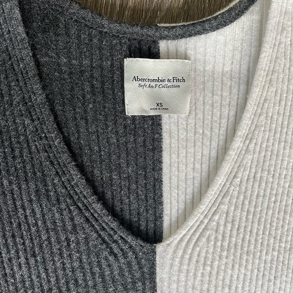 A&F Women’s Color Splice V-Neck Sweater - NWOT - Picture 8 of 10